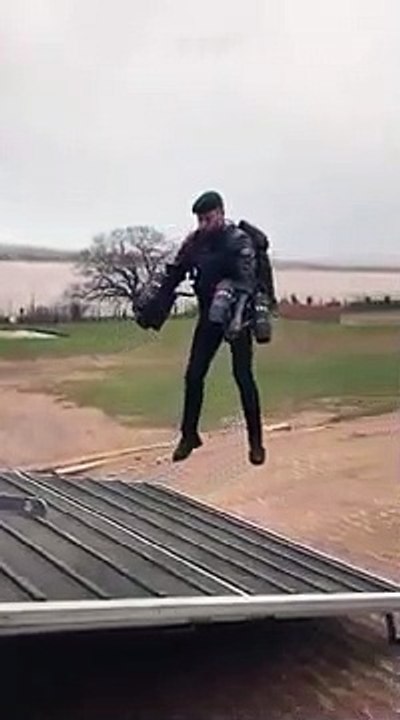 Un soldat de la reine essaye un jetpack