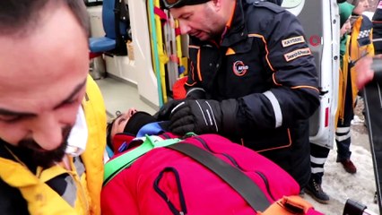 Dağın zirvesine fotoğraf çekmek için çıkmış