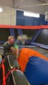 Il envoie voler son fils en sautant sur un trampoline !