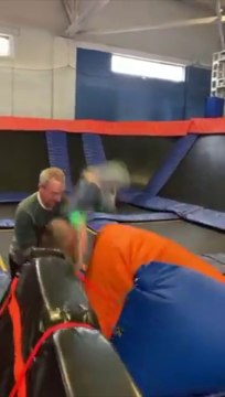 Il envoie voler son fils en sautant sur un trampoline !