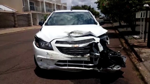 Colisão de trânsito envolve dois veículos no Bairro Neva
