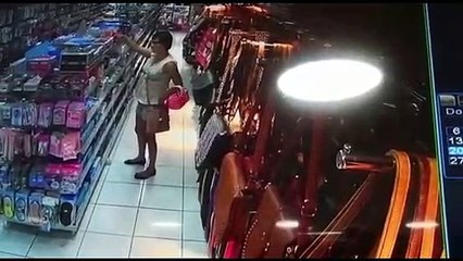 Télécharger la video: Câmera flagra mulher furtando em loja no Centro