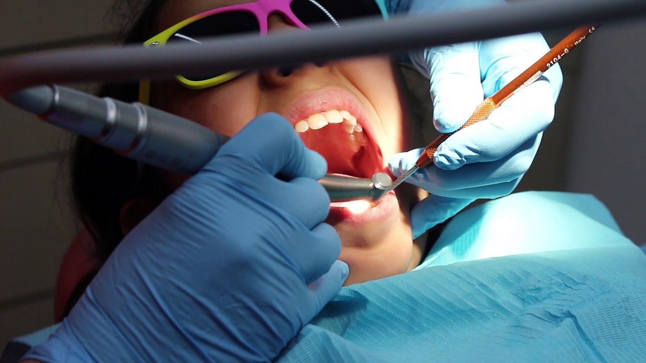 Strasbourg : à Hautepierre, le Dentibus conduit le dentiste aux enfants