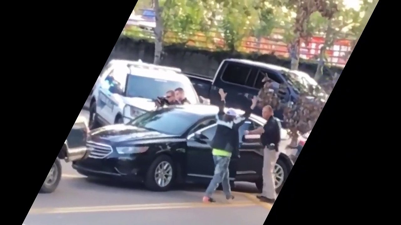 Une fillette de 2 ans les mains en l'air lors d'une arrestation