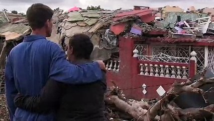 Cubanos impactados ante la destrucción causada por tornado