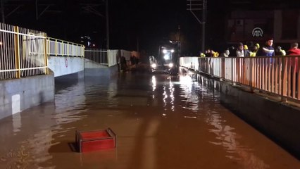 İzmir'de su dolan alt geçitten araç çıkarıldı