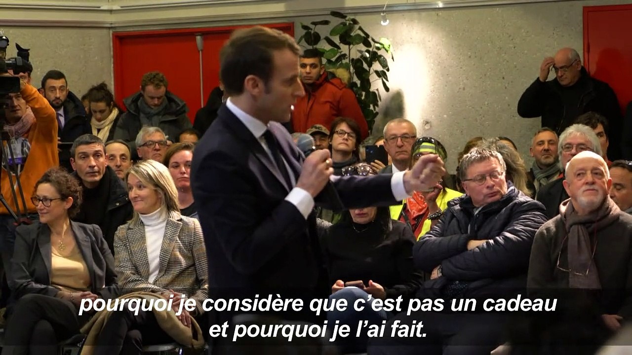Emmanuel Macron se prête au jeu des questions-réponses