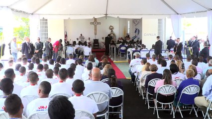 Francisco reprocha en Panamá "muros invisibles" que marginan y a