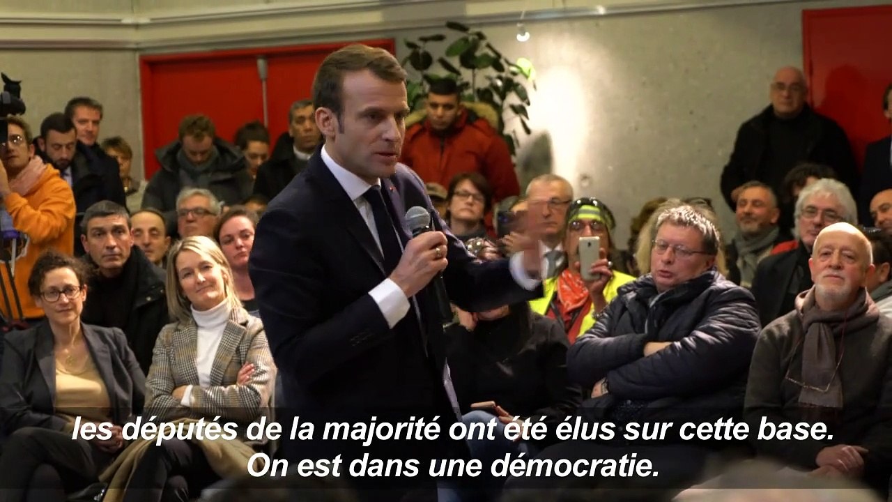 Emmanuel Macron se prête au jeu des questions-réponses