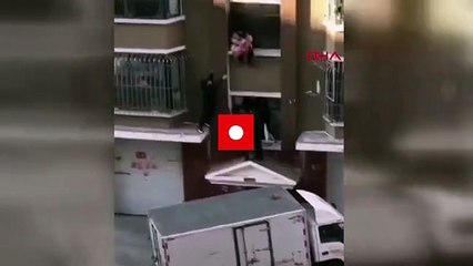 Apartmandan düşen bebeği havada yakaladı