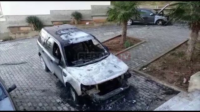 Report Tv-Vlorë/ 'Smarti' merr flakë, digjen edhe 2 makina të tjera