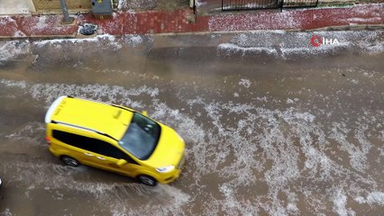 Antalya'da caddeler göle döndü araçlar yolda kaldı, bazı evleri su bastı