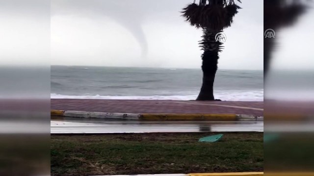Konyaaltı Sahili açıklarında hortum oluştu - ANTALYA