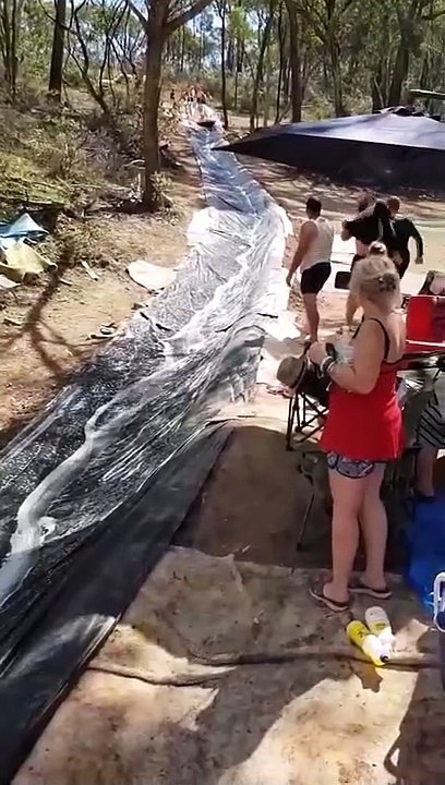 Une famille a créé un génial toboggan géant et toute la famille s'éclate