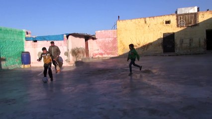 DEAŞ'ın kimsesiz bıraktığı küçük Ezidi'ye Suriyeli aile sahip çıktı - İDLİB