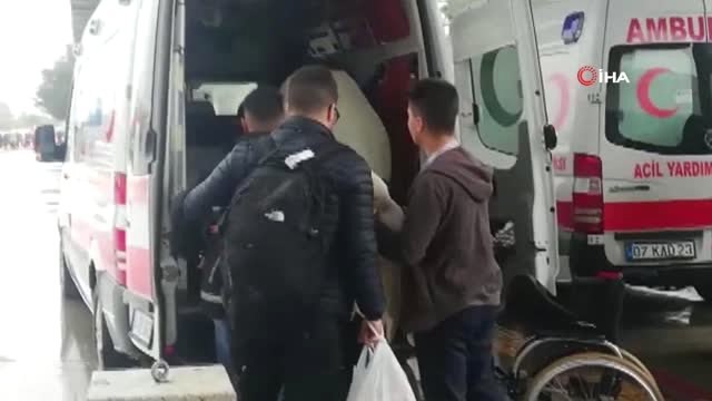 Antalya Havalimanı'nda Hortum Sebebiyle Servis Otobüsü Devrildi: 11 Yaralı