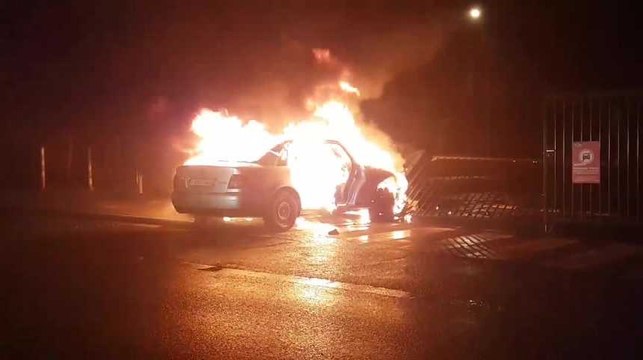 Courcelles: une voiture en feu dans la barrière d'un magasin