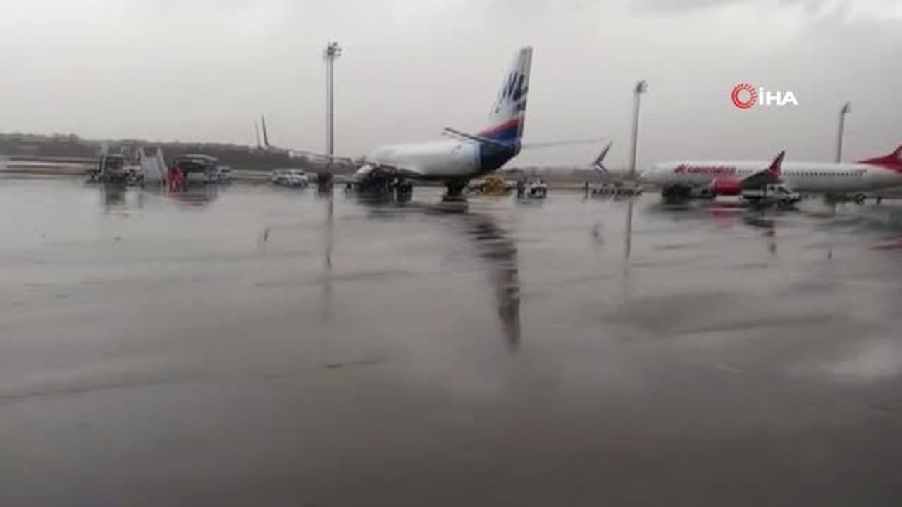 Antalya Valisi Hortum Faciasının Yaşandığı Havalimanında İncelemelerde Bulundu