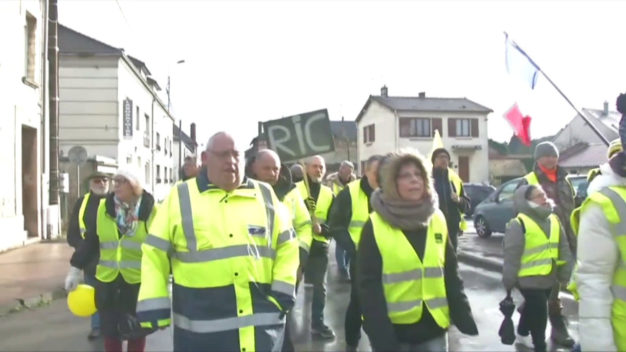 "Marcon démission!", À Fismes dans la Marne, des gilets jaunes défilent dans le centre-ville