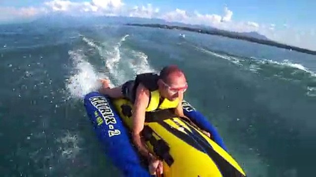 Bouée Sevylor en action, tractée par un Bayliner 175