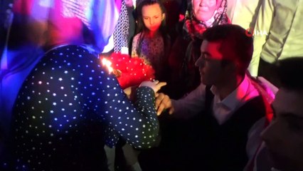 Kütahya'da asker eğlencesi coşkusu...Davulun üzerine çıkıp oynadılar