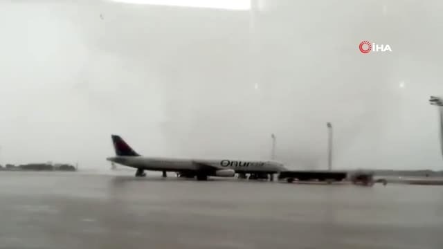 Antalya Havalimanı'nda Hortum Sebebiyle Servis Otobüsü Devrildi: 11 Yaralı