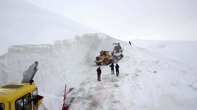 Kar Kalınlığı 10 Metreyi Bulan Üçevler Grup Yolunda Yol Açma Çalışmaları