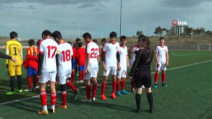 Nevşehir’de ilk kez bir kadın hakem maça çıktı