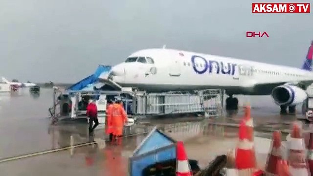 Antalya Havalimanı’nda hortum anı amatör kameralarada