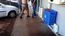 Homem é detido após tocar em mulher em ônibus