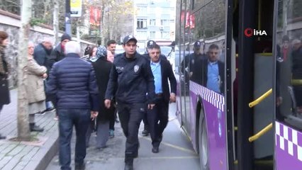 Şişli'de Akıl Almaz Olay...tartıştığı Şoförün Kullandığı Otobüsün Camlarını Tekmeleyerek Kırdı