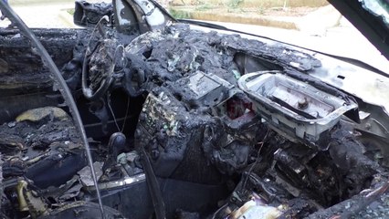 Vlorë/ 'Maskat' spërkatin me benzinë tre makina dhe u vendosin zjarrin