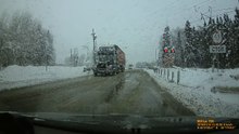 Impressionnant : un camion se fait impacter par un train