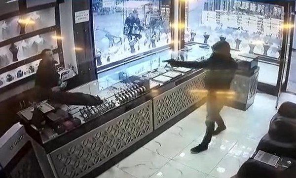 Kuyumcu, tabancalı ve kar maskeli soyguncuyu sopayla kovaladı