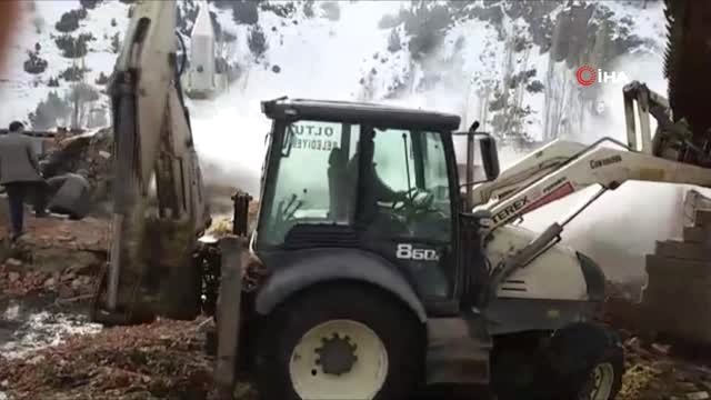 Erzurum'da Ahır Yangını...1 Ev, 1 Ahır ve 20 Ton Saman Kül Oldu