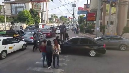 Download Video: Ces piétons marchent sur une voiture garée sur le passage clouté !