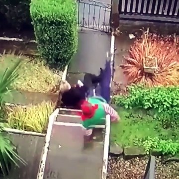 Le meilleur des caméras de surveillances : verglas, glissades, animaux, surprises... compilation !