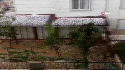 Avuç içi büyüklüğünde dolular seraları vurdu