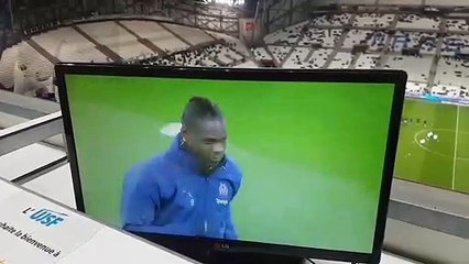 Présentation de Mario Balotelli à Marseille dans un stade presque vide