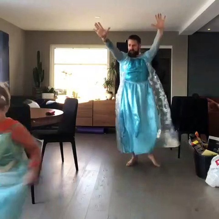 Ce papa et son fils s'habillent comme Elza de Frozen et dansent sur la chanson Let it go