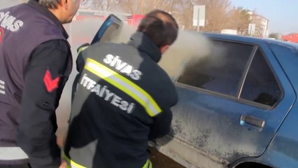 Park halindeki otomobil alev alıp hareket etti: 1 yaralı - SİVAS