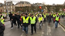 230 Gilets jaunes marchent dans le centre-ville