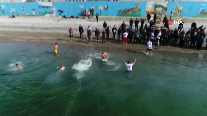 Buz gibi havada Van Gölü’nün mavi bayraklı plajında yüzdüler