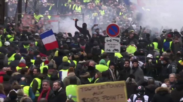 Gilets jaunes: premières tensions place de la BastilleGilets jaunes: premières tensions place de la Bastille à Paris