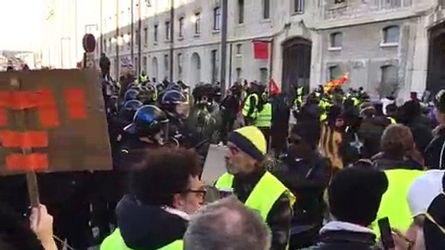 Gilets jaunes - Acte XI : les manifestants stationnent devant les Terrasses du Port à Marseille