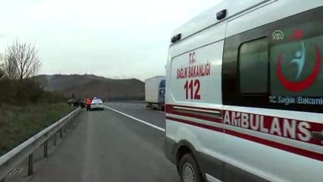 Anadolu Otoyolu'nda otomobil devrildi: 3 yaralı - DÜZCE