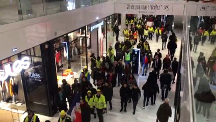 Les Gilets jaunes entrent au centre commercial Muse de Metz