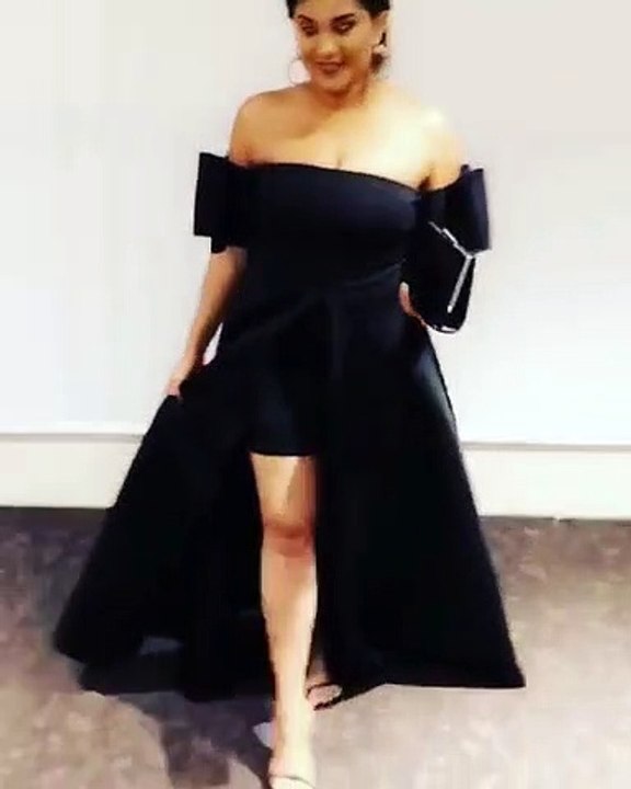 : Le  défilé remarquable d'Eva avec une robe noire qui fait sensation au Novotel