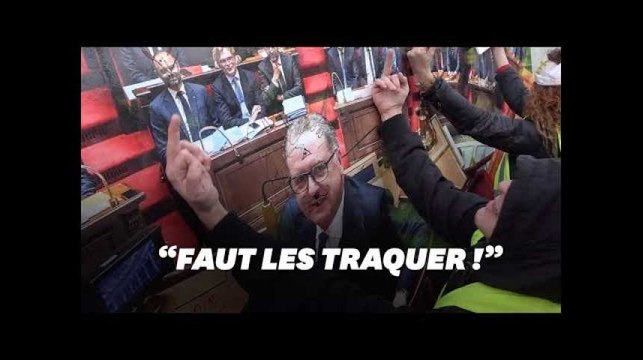 Acte XI : des gilets jaunes taguent la photo des députés devant l'Assemblée