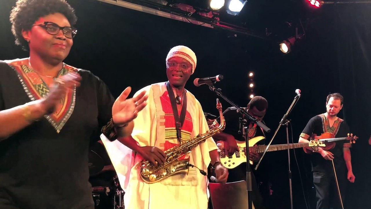 clip roger kom - jazz band afrobeat